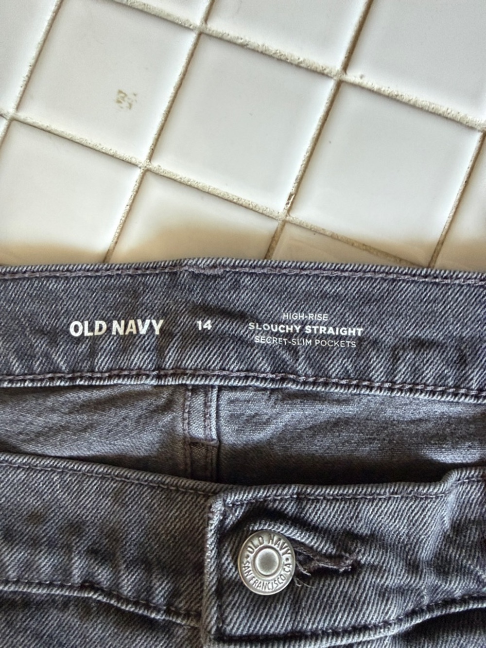 Old Navy Slouchy Straight frayed hem jeans. NWT.‎ Retail 49.99 - Picture 5 of 10